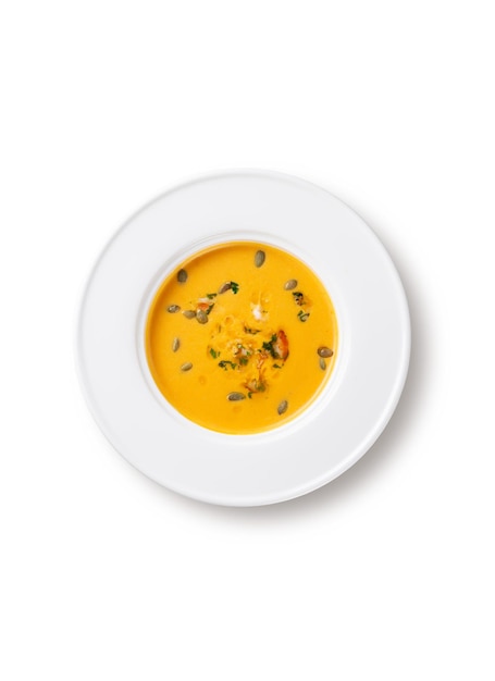 Sopa de puré de calabaza en un plato blanco sobre un fondo blanco aislado