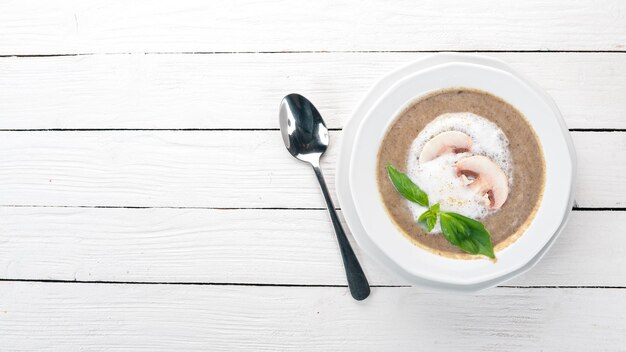 Sopa de puré de champiñones Sobre un fondo de madera Vista superior Espacio de copia