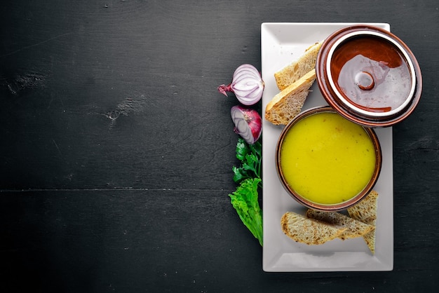 Sopa de puré de guisantes y maíz Sobre un fondo de madera Vista superior Espacio libre para texto