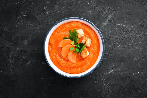 Sopa de puré de zanahoria con pan tostado Comida dietética Vista superior Espacio de copia libre