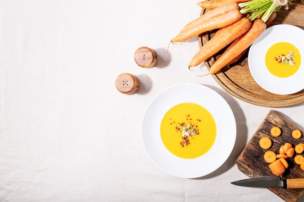 Sopa de puré de zanahoria en plato de cerámica