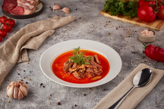 Sopa quente com carne e vegetais