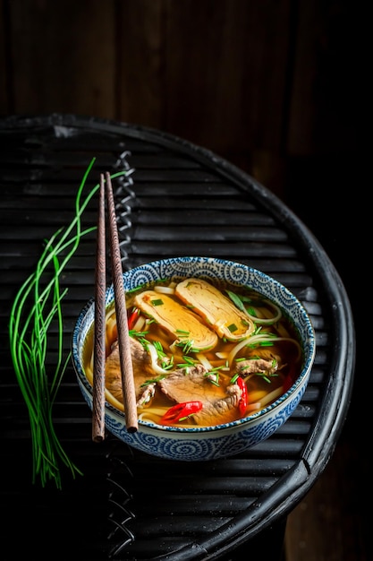 Sopa quente de curry vermelho com carne e macarrão