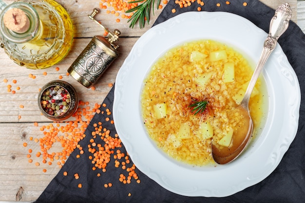 Sopa quente de lentilha com batatas