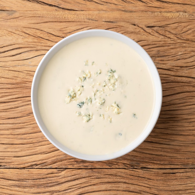 Sopa de queso en un bol sobre mesa de madera