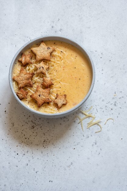 Sopa de queso con picatostes estrella