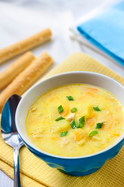 Sopa de queso con pollo, papas y cúrcuma