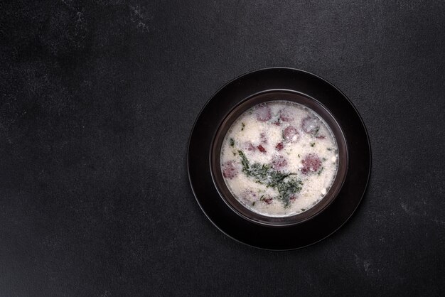 Foto sopa de queso con salchichas fritas y hierbas sapa de queso crema