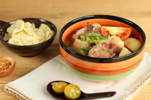 Sopa de rabo de buey indonesia o Sop Buntut hecha con rabo de res