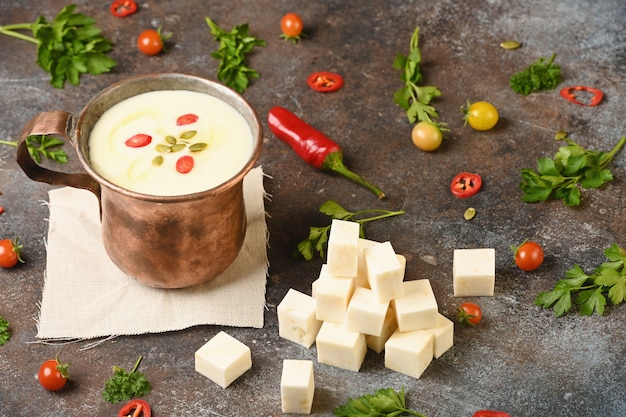 Sopa de raíz de apio en copa de cobre