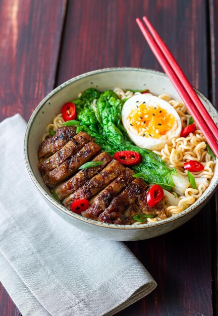 Sopa de ramen con fideos de pato, repollo, pimiento y huevo Comida asiática