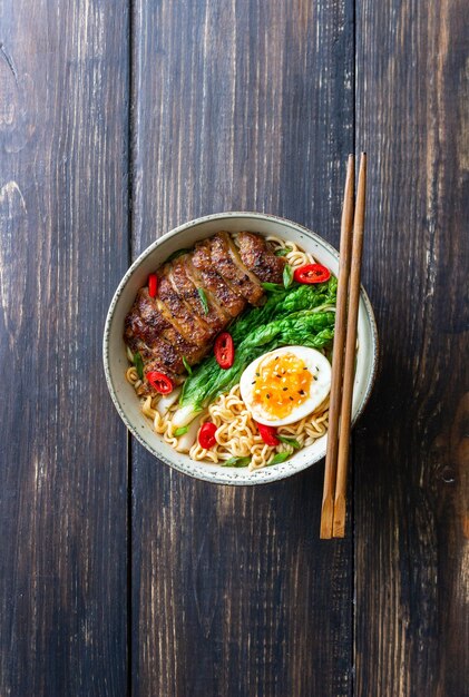 Sopa de ramen con fideos de pato, repollo, pimiento y huevo Comida asiática