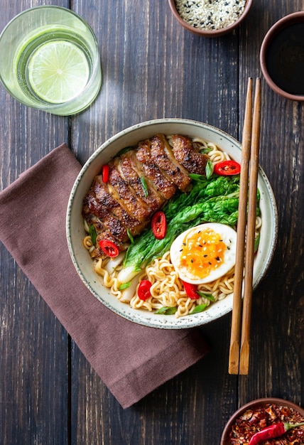 Sopa de ramen con fideos de pato, repollo, pimiento y huevo Comida asiática