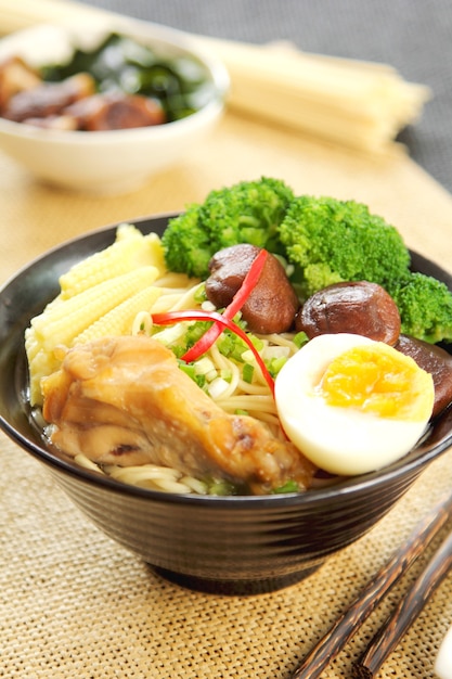 Sopa de ramen con pollo y huevo pasado por agua