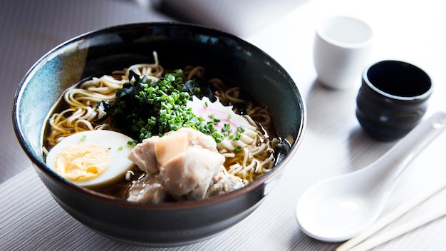 Sopa De Ramen De Pollo. Receta tradicional japonesa.