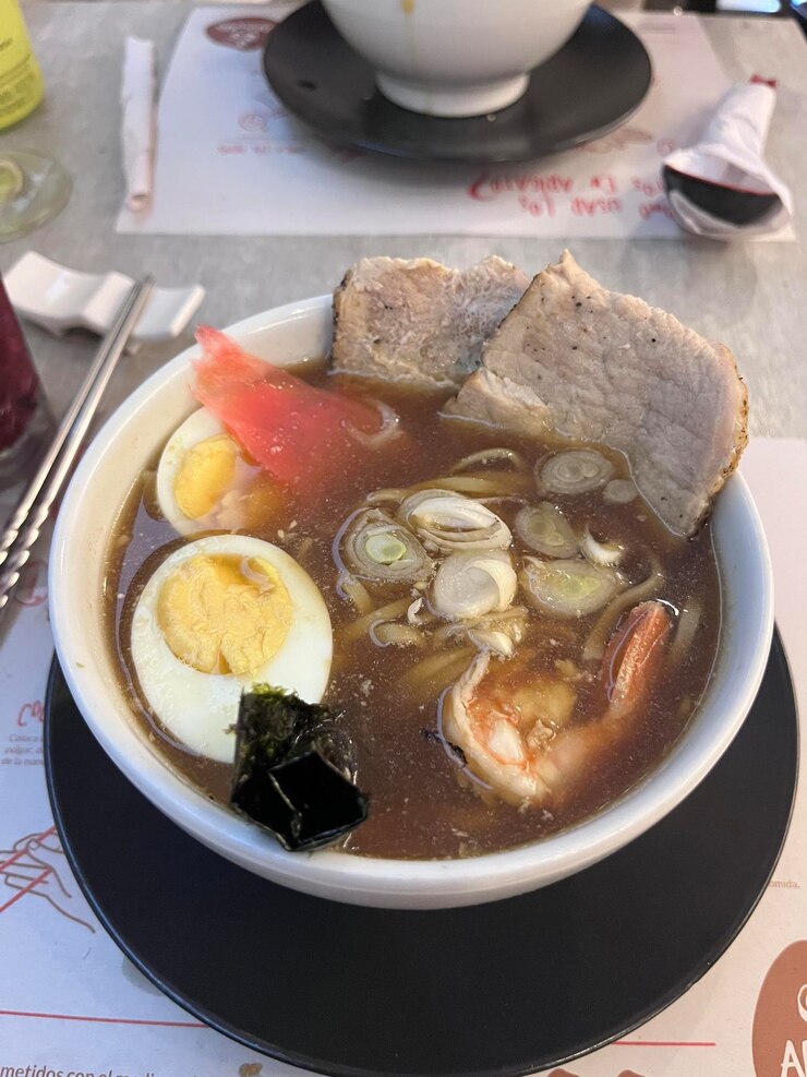 Sopa de ramen Ramen en la mesa Ramen gourmet Sopa de huevo y verduras de tocino Japonés tradicional