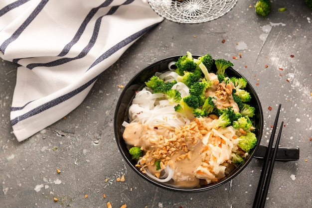 Sopa de ramen saludable servida en un tazón Dieta y alimentos balanceados Receta de alimentación limpia