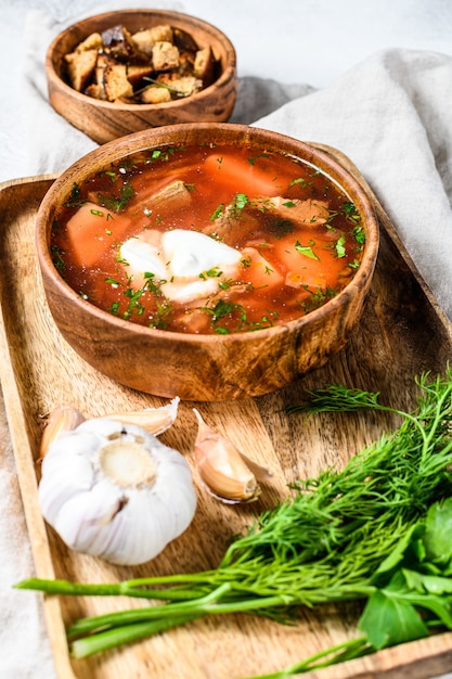 Sopa de remolacha borsch en un cuenco de madera