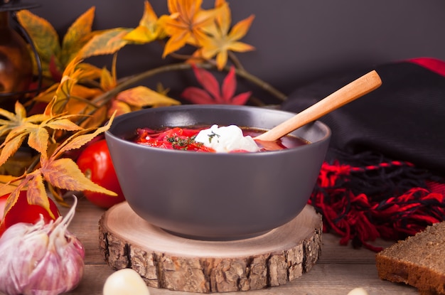 Sopa de remolacha Borsch en un recipiente sobre la mesa.