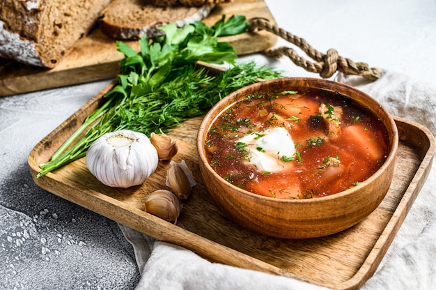 Sopa de remolacha Borsch rusa y ucraniana nacional en un tazón de madera. Fondo gris Vista superior