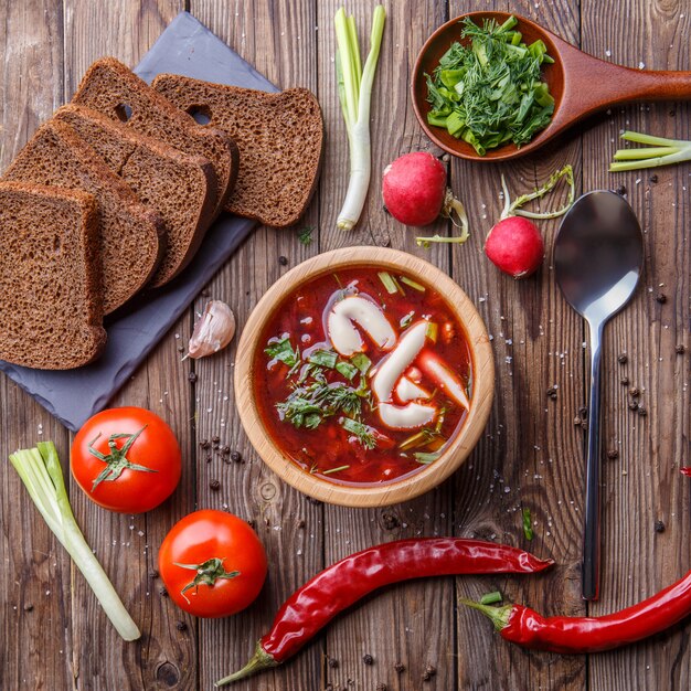 Sopa De Remolacha En Plato De Madera Con Verduras