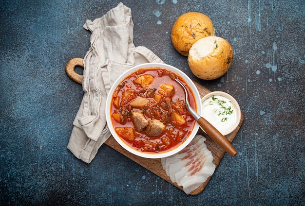 Sopa de remolacha roja borscht ucraniana con carne en un tazón blanco