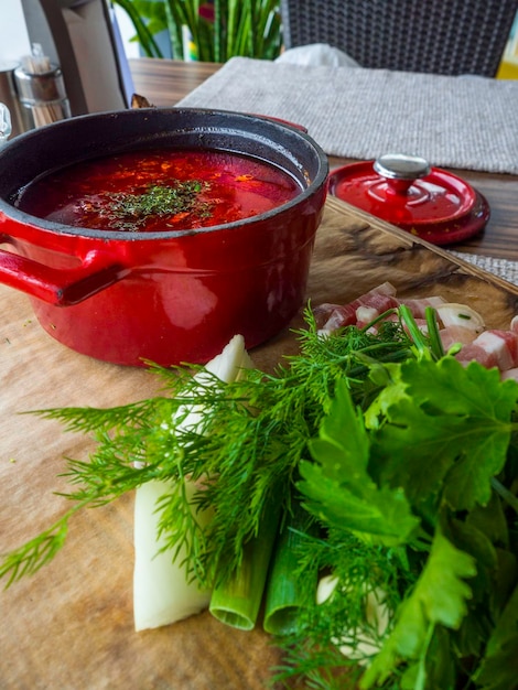 Sopa de remolacha rusa borscht rojo en una olla