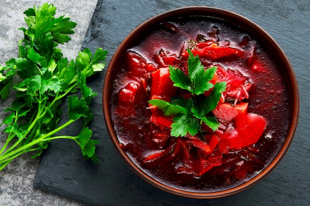 Sopa de remolacha en un tazón. Sopa de verduras frescas con remolacha. Vista superior.