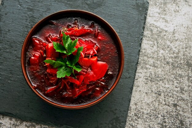 Sopa de remolacha en un tazón. Sopa de verduras frescas con remolacha. Vista superior.