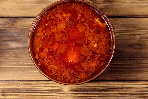 Sopa de remolacha tradicional ucraniana y rusa - borscht en mesa de madera. Vista superior