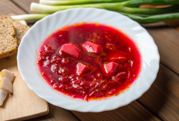 Sopa de remolacha tradicional ucraniana