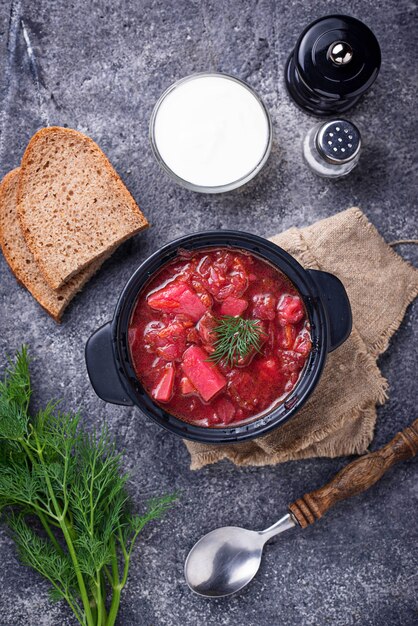 Sopa de remolacha ucraniana tradicional Borsch