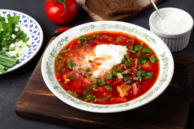 Sopa de remolacha ucraniana tradicional