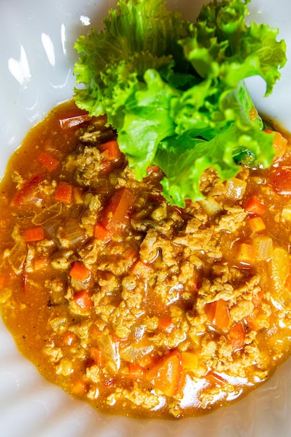 Foto sopa roja de fideos de cerdo picado