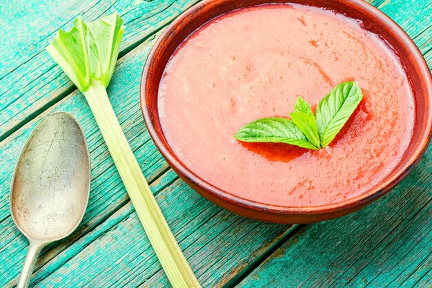 Sopa de ruibarbo fría vegetariana en un plato sopa de postre.