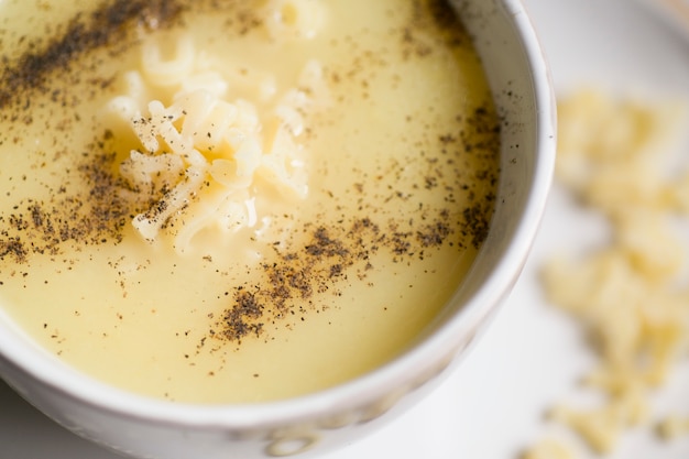 Foto sopa saborosa com macarrão