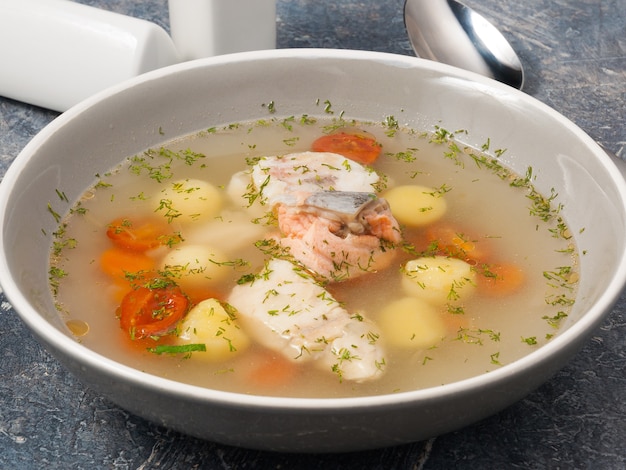 Foto sopa saborosa e rica de peixe com salmão e batatas e cenouras de poleiro