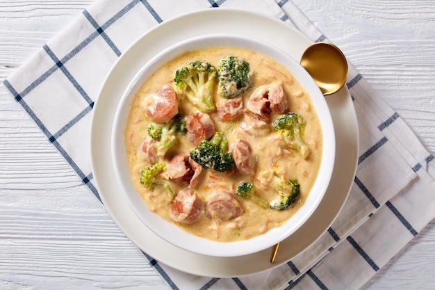 Sopa de salchicha con queso cheddar y brócoli en un tazón