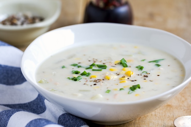 Sopa de salmón y maíz con sal marina