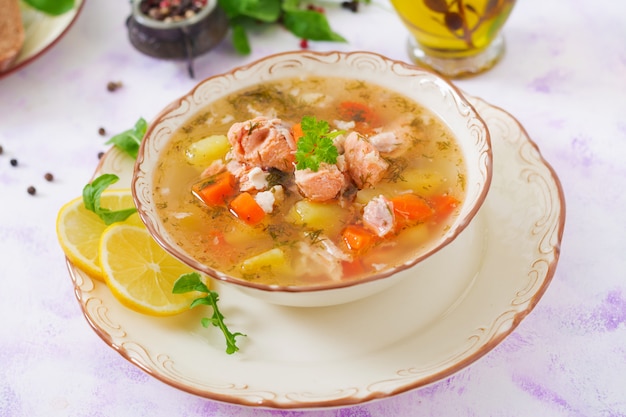 Sopa de salmón con verduras en un tazón.