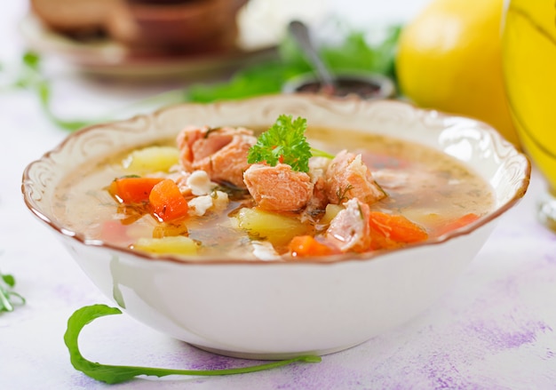 Foto sopa de salmón con verduras en un tazón.