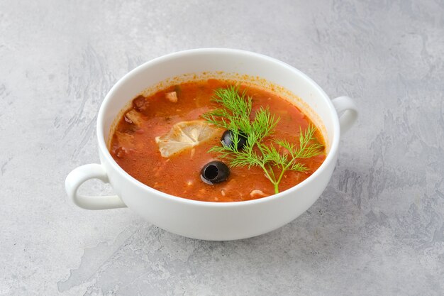 Sopa de saltwort clásica en un tazón