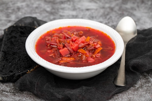 Foto sopa saudável de beterraba borsh em tigela branca