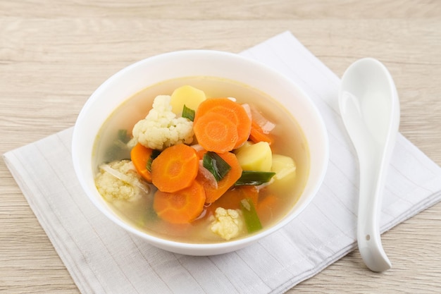 Sopa Sayur Sopa ou sopa de legumes é um alimento indonésio servido em tigela sobre fundo de madeira