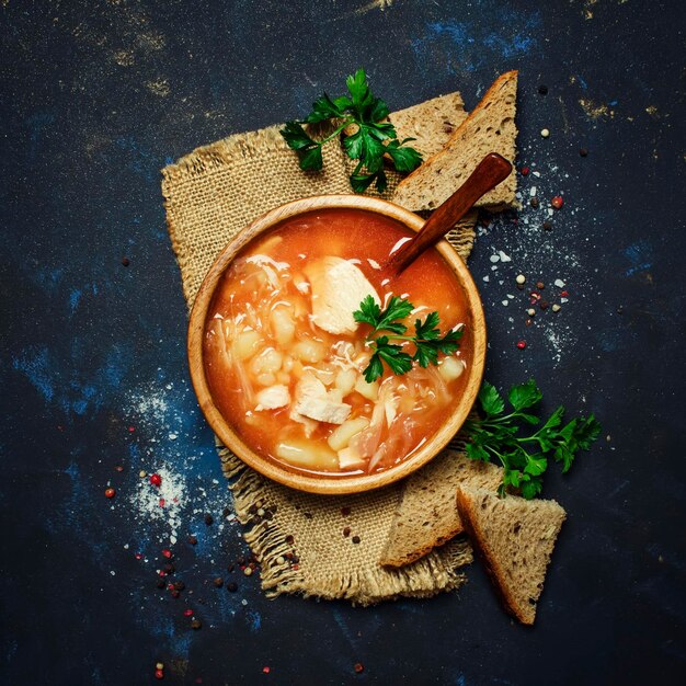 Sopa Shchi de carne de chucrute e fundo preto de tomate vista superior