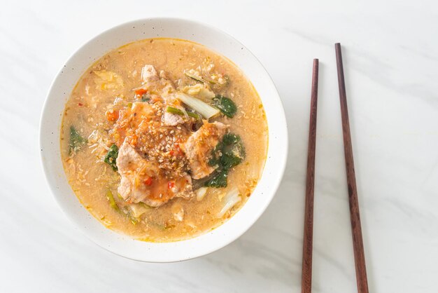 Sopa sukiyaki con cerdo al estilo tailandés o fideos hervidos con cerdo y verduras en sopa sukiyaki - estilo de comida asiática