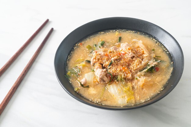 Sopa Sukiyaki con Cerdo al Estilo Tailandés