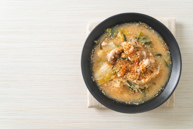 Sopa Sukiyaki com carne de porco em estilo tailandês