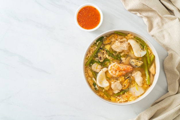 Sopa Sukiyaki com tigela de frutos do mar - comida asiática