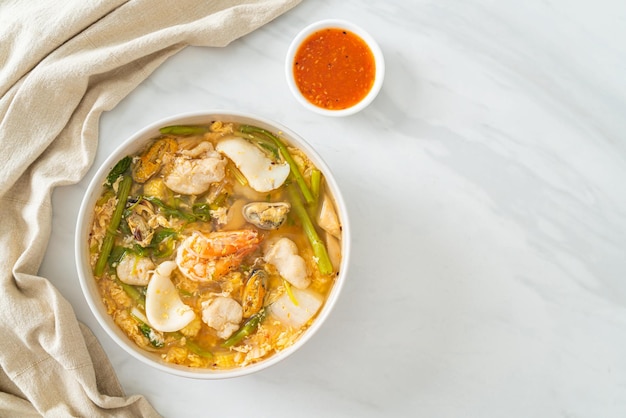 Sopa Sukiyaki com tigela de frutos do mar - comida asiática